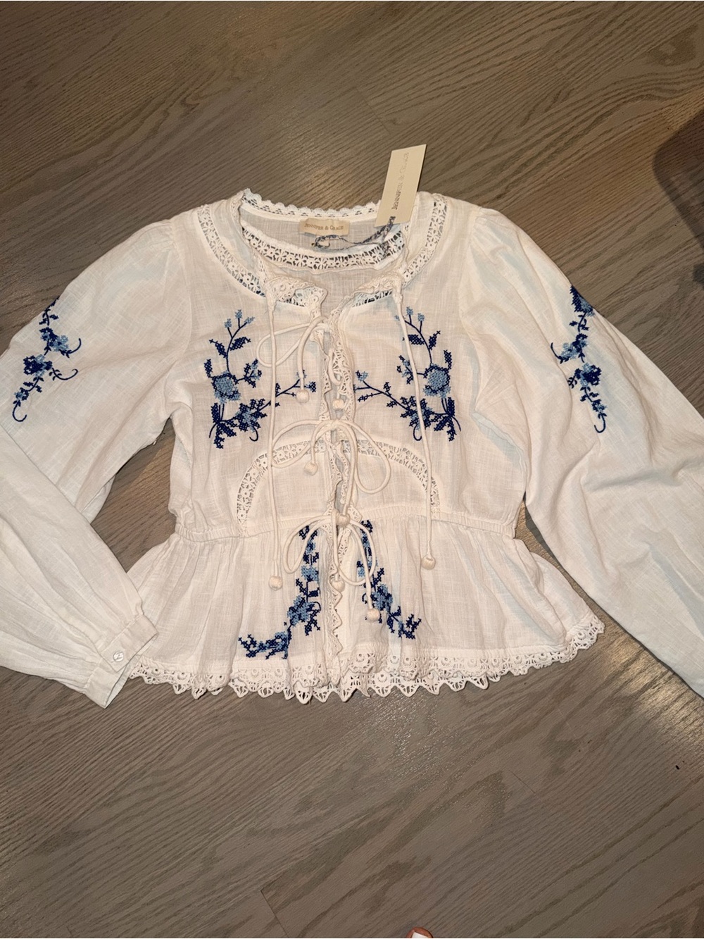 Jennifer & Grace White Blue Embroidered Lace Peplum Blouse Size S NWT